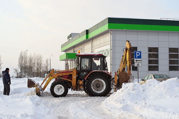 Расчистка снега у магазина в Билево. Фото Сергея Серебро
