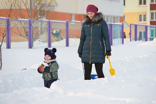 Мама с малышом идут из детского садика в Билево. Фото Сергея Серебро