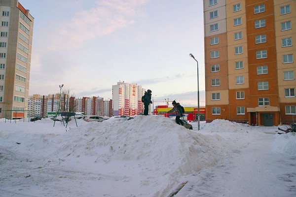 дети играют на снежной горе во дворе дома в Билево. Фото Сергея Серебро