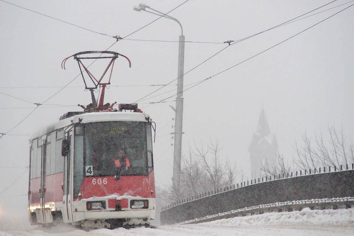 Заснеженный трамвай на Полоцком путепроводе. Последствия циклона «Даниэлла» («Daniella») в Витебске. Фото Сергея Серебро