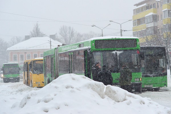 Сочлененные автобусы вынуждены прекратить движение на улице Космонавтов. Последствия циклона «Даниэлла» («Daniella») в Витебске. Фото Сергея Серебро