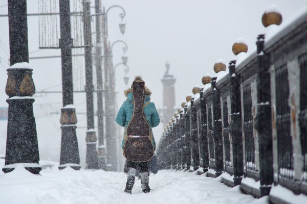 На мосту Кирова пешеходы тоже протаптывают тропинки в снегу. Последствия циклона «Даниэлла» («Daniella») в Витебске. Фото Сергея Серебро