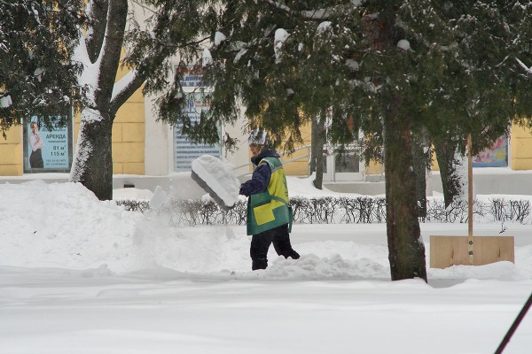 Дворник убирает снег во время циклона «Эмма» в Витебске. Фото Сергея Серебро