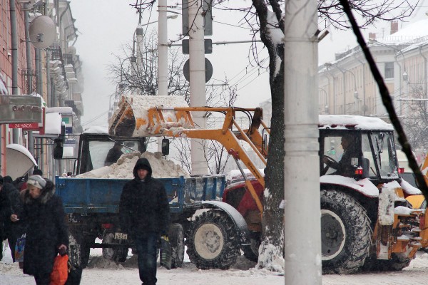 Уборка снега во время циклона «Эмма» в Витебске. Фото Сергея Серебро