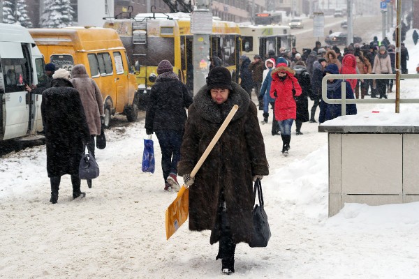 Пожилая женщина несет лопату для снега во время циклона «Эмма» в Витебске. Фото Сергея Серебро