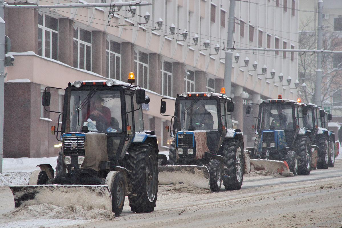Трактора чистят снег на улице Ленина во время циклона «Эмма» в Витебске. Фото Сергея Серебро
