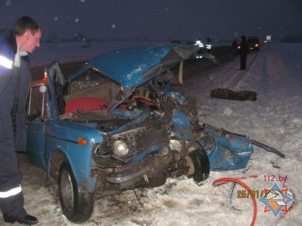Лоб в лоб столкнулись легковушка «ВАЗ-2103» и грузовик «МАЗ», ДТП произошло у деревни Ужлятино  Шумилинского района. Фото МЧС