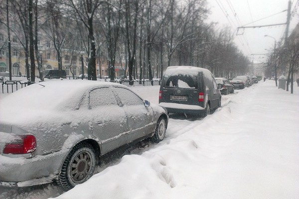 Припаркованные на улице Кирова автомобили заняли целую полосу. Фото Сергея Серебро