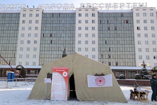 В Витебске установили палатку для замерзающих. Фото Сергея Серебро