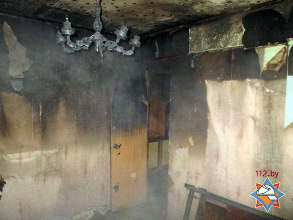 В Витебске старенькая бабушка едва не сгорела из-за крещенской свечи. Фото МЧС