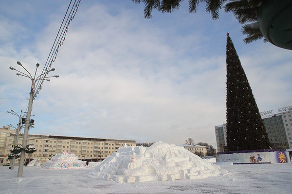 В центре Витебска появились снежные скульптуры. Фото Сергея Серебро