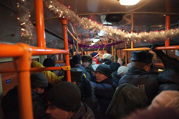 По Витебску ходит новогодний троллейбус. Фото Сергея Серебро
