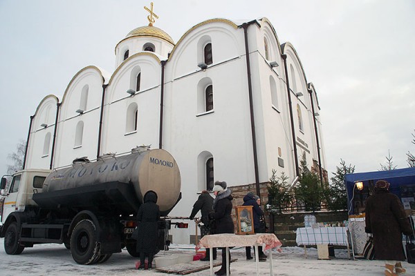 Жители Витебска на Крещение набирают святую воду у Благовещенской церкви. Фото Сергея Серебро