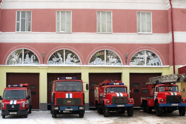 Пажарная частка ў Віцебску ўпрыгожаныя выцінанкамі. Фота Сержука Серабро