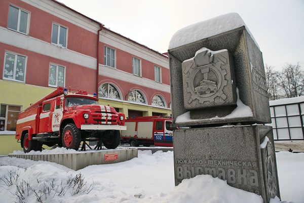 Пажарная частка ў Віцебску ўпрыгожаныя выцінанкамі. Фота Сержука Серабро