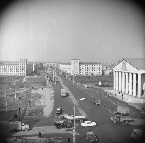 Вид на театр Якуба Коласа и Кировский мост. Фотограф неизвестен, отсканировано Юрием Пашковским