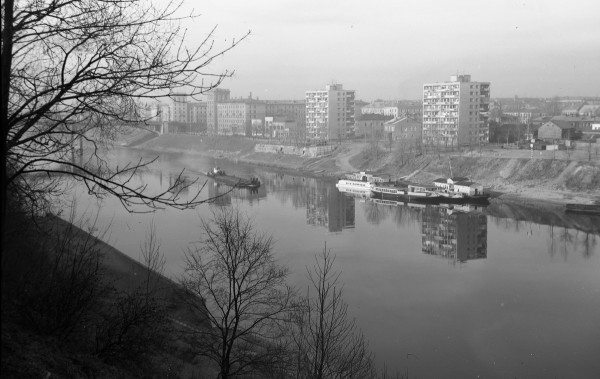 Пристань на Двине в районе улицы Ильинского. Фотограф неизвестен, отсканировано Юрием Пашковским