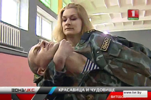 Сержант милиции Анна Полуэктова во время тренировки по рукопашному бою. Скриншот  из видеосюжета