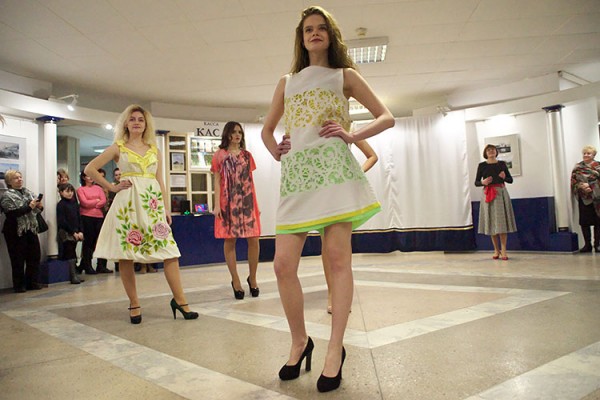 В Витебске открылась выставка «Мода из комода». Фото Сергея Серебро