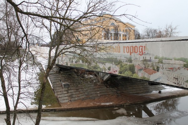 Берег Витьбы под Пушкинским мостом в Витебске размыло. Фото Юрия Шепелева