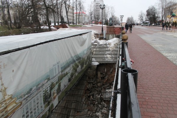 Берег Витьбы под Пушкинским мостом в Витебске размыло. Фото Юрия Шепелева