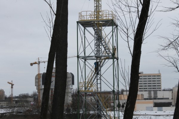 Безнадзорная парашютная вышка в центре Витебска стала опасным развлечением для детей. Фото Юрия Шепелева