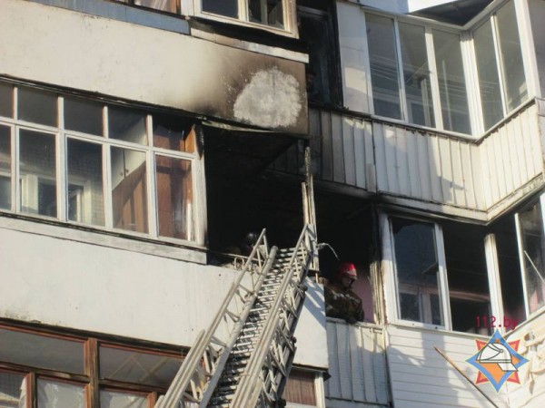 Из-за пожара в девятиэтажке в Витебске эвакуировали 10 человек и собаку. Фото МЧС