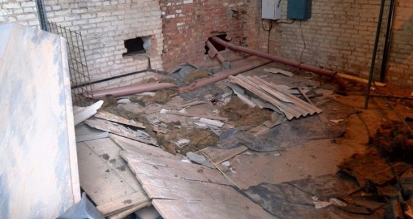 Трое рабочих получили травмы, провалившись сквозь потолок на Обольском керамическом заводе. Фото СК