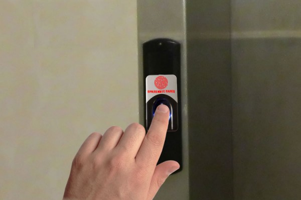 В Витебске встроили сканер отпечатков пальцев в кнопку вызова лифта. Courtesy photo