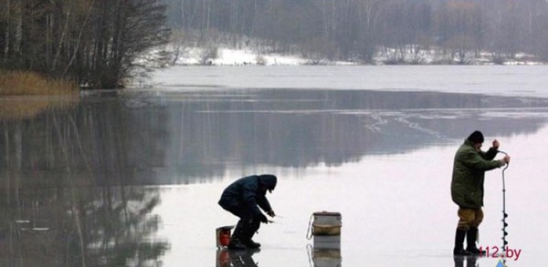 Рыбаки на льду. Фото МЧС