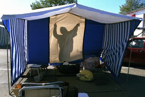 Торговая палатка і тень предпрінімателя на рынке. Фото bymedia.net
