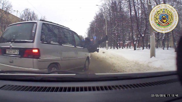 В Витебске милиционер выхватил школьника из-под колес несущегося автомобиля