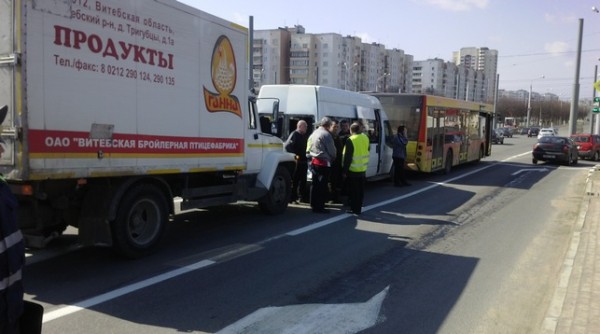 На Московском проспекте в Витебске столкнулись автобус, маршрутка и грузовик. Фото БелТА