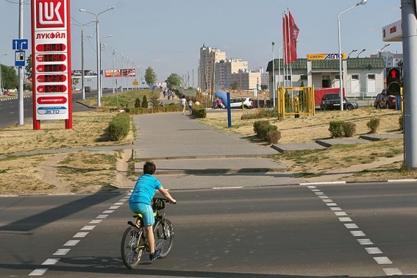 Велосипедист на Московском проспекте в Билево. Фото Сергея Серебро