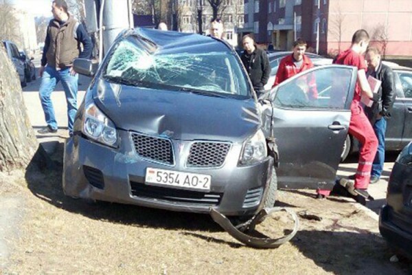 5 апреля в 14:40 в районе дома №47 на улице Лазо в Витебске 53-летний водитель «Pontiac» потерял сознание за рулем. Фото Андрей Безенов / vk.com/typical_vitebsk