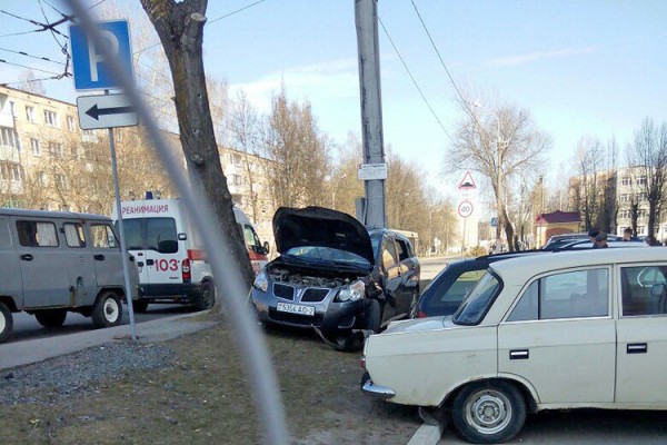 5 апреля в 14:40 в районе дома №47 на улице Лазо в Витебске 53-летний водитель «Pontiac» потерял сознание за рулем. Фото Андрей Безенов / vk.com/typical_vitebsk