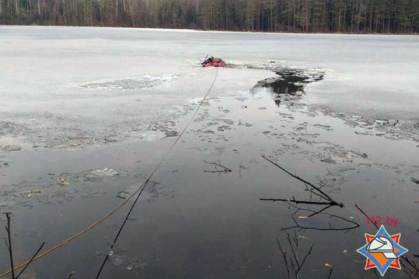 Под Витебском один рыбак утонул, второго удалось спасти. Фото МЧС