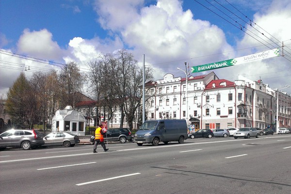 На улице Ленина в  Витебске ведут ремонт люков канализации. Фото Сергея Серебро