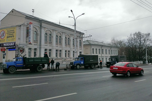 На улице Ленина в  Витебске ведут ремонт люков канализации. Фото Сергея Серебро