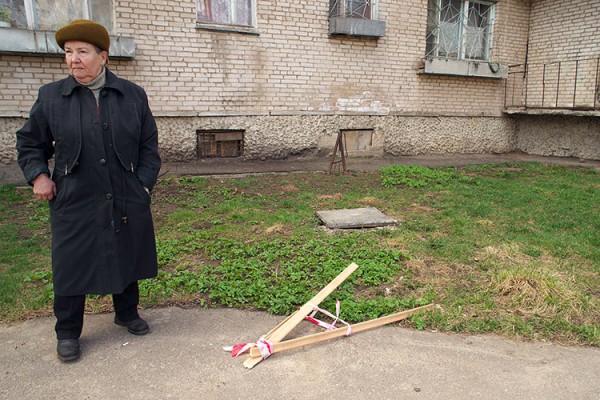 В центре Витебска вокруг пятиэтажного дома отсутствуют канализационные люки. Фото Сергея Серебро