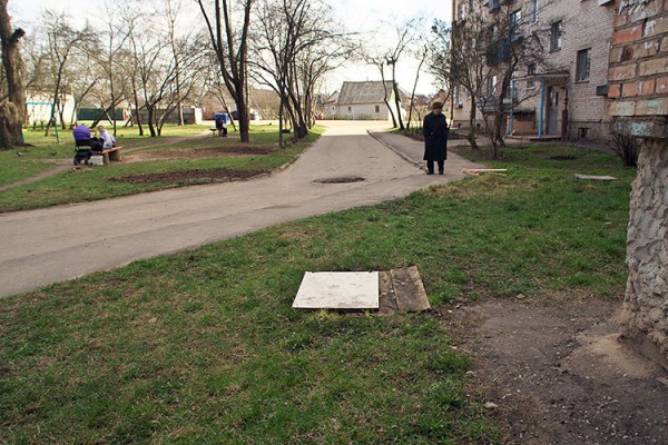 В центре Витебска вокруг пятиэтажного дома отсутствуют канализационные люки. Фото Сергея Серебро