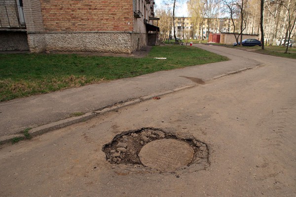 В центре Витебска вокруг пятиэтажного дома отсутствуют канализационные люки. Фото Сергея Серебро