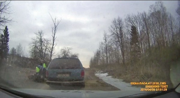 В Толочинском  районе сотрудникам ГАИ пришлось стрелять по колесам удиравшего автомобиля. Кадр из видео УВД Витебского облисполкома