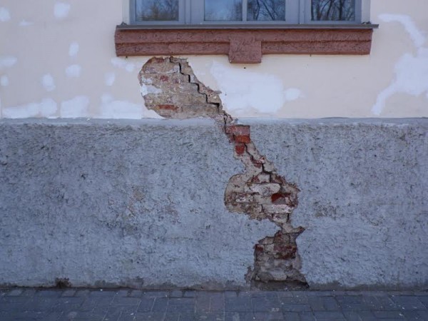 На здании первой электростанции Витебска обнаружены трещины. Фото Юрия Шепелева