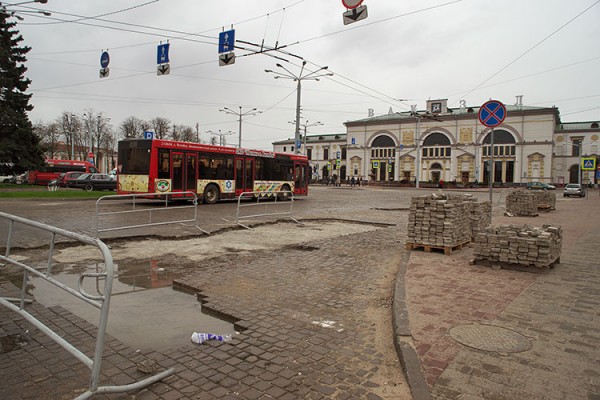 На Привокзальной площади в Витебске начали замену тротуарной плитки. Фото Сергея Серебро