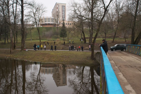 Во время акции «Зробiм!» волонтеры в Витебске убрали парк Фрунзе. Фото Сергея Серебро