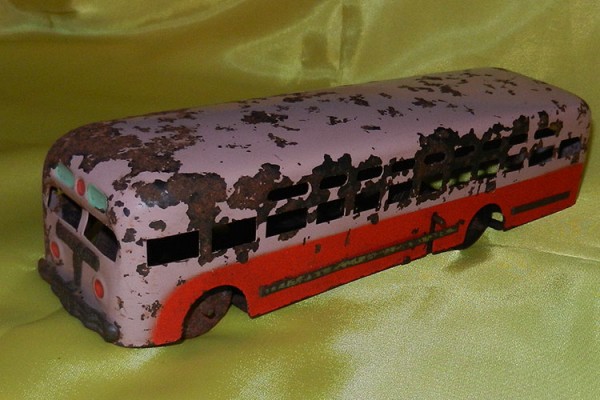 игрушечный заводной автобус, изготовленный на Витебском инструментальном заводе в середине XX века. Фото smartgirl28 / ebay.com