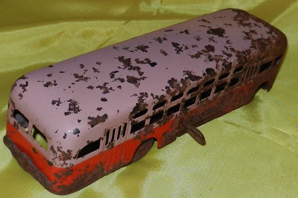 игрушечный заводной автобус, изготовленный на Витебском инструментальном заводе в середине XX века. Фото smartgirl28 / ebay.com
