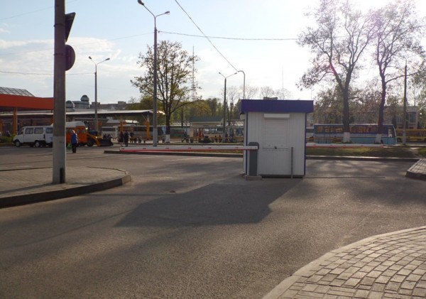 В Витебске после реконструкции должна открыться автостоянка у автовокзала со стороны станции скорой помощи. Теперь она станет платной. Фото Юрия Шепелева