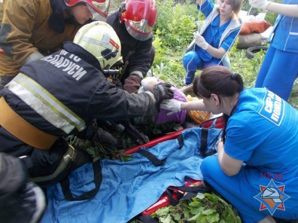 В Полоцке 79-летняя пенсионерка свалилась с лестницы и нанизалась на штырь. Фото МЧС